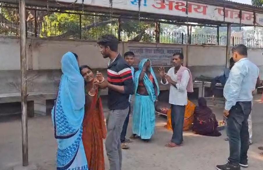 रोते बिलखते परिजन रोते बिलखते परिजन