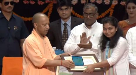 युवा उत्सव के प्रतिभागियों का सम्मान करते मुख्यमंत्री