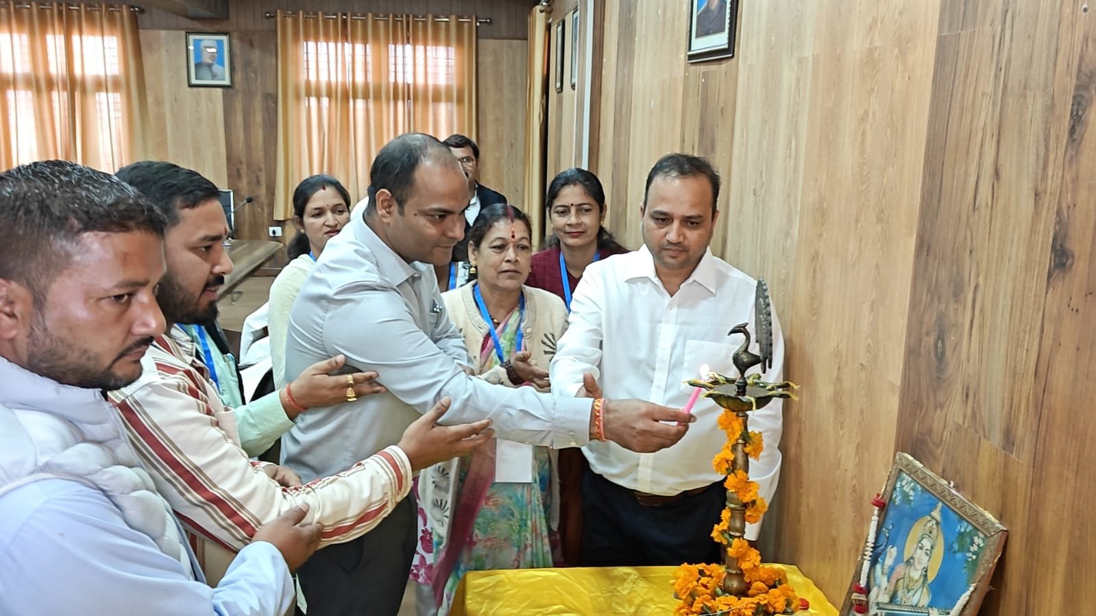 पंचायत प्रतिनिधियों के प्रशिक्षण का शुभारंभ करते जिलाधिकारी एवं जिला पंचायत अध्यक्ष पंचायत प्रतिनिधियों के प्रशिक्षण का शुभारंभ करते जिलाधिकारी एवं जिला पंचायत अध्यक्ष