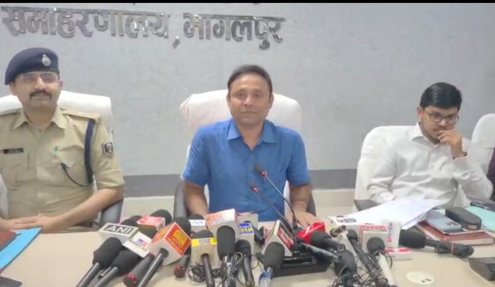 जानकारी देते जिलाधिकारी जानकारी देते जिलाधिकारी