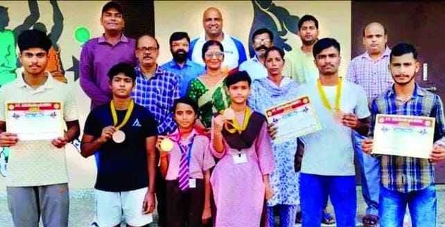 सोनकपुर स्पोर्ट्स स्टेडियम में सम्मानित हुए 69 वीं प्रदेशीय विद्यालयीय कुश्ती प्रतियोगिता में परचम लहराने वाले मुरादाबाद के खिलाड़ी। सोनकपुर स्पोर्ट्स स्टेडियम में सम्मानित हुए 69 वीं प्रदेशीय विद्यालयीय कुश्ती प्रतियोगिता में परचम लहराने वाले मुरादाबाद के खिलाड़ी।