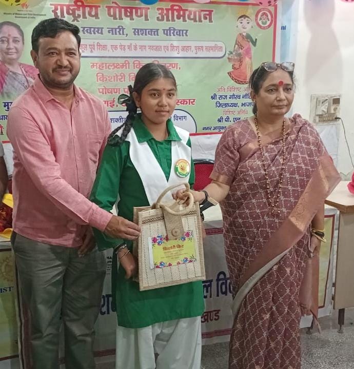 कोटद्वार में आयोजित कार्यक्रम में बालिकाओं को किशोरी किट प्रदान करती विधानसभा अध्यक्ष कोटद्वार में आयोजित कार्यक्रम में बालिकाओं को किशोरी किट प्रदान करती विधानसभा अध्यक्ष