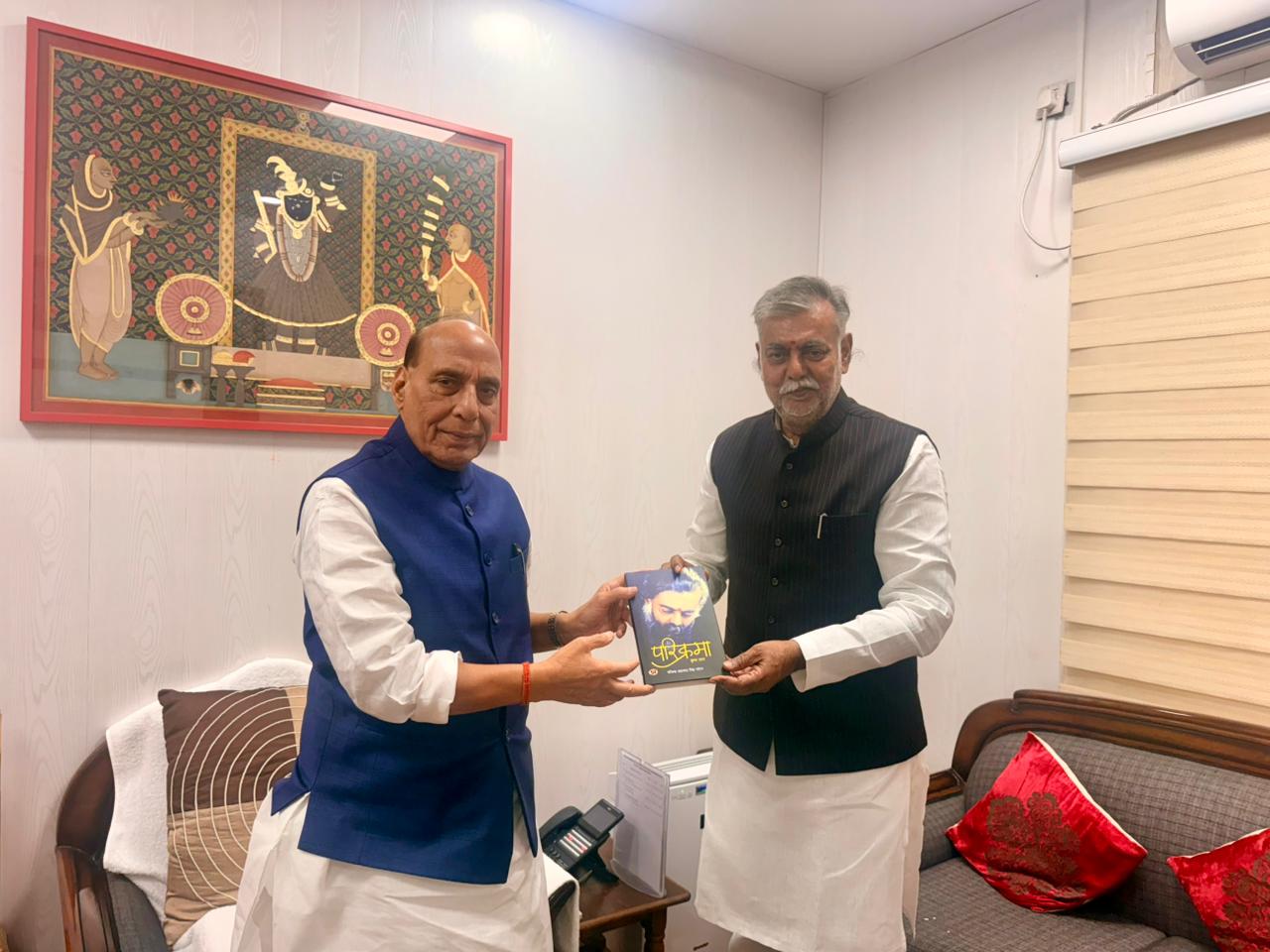 रक्षा मंत्री राजनाथ सिंह को अपनी पुस्तक भेंट करते हुए प्रहलाद पटेल रक्षा मंत्री राजनाथ सिंह को अपनी पुस्तक भेंट करते हुए प्रहलाद पटेल