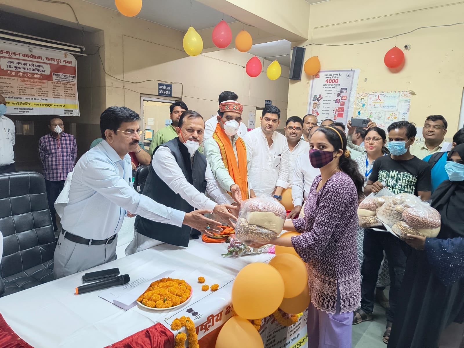 मरीज को पोटली वितरित करते सांसद रमेश अवस्थी व अन्य का छायाचित्र
