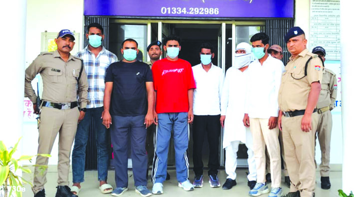 पुलिस गिरफ्त में आरोपित पुलिस गिरफ्त में आरोपित