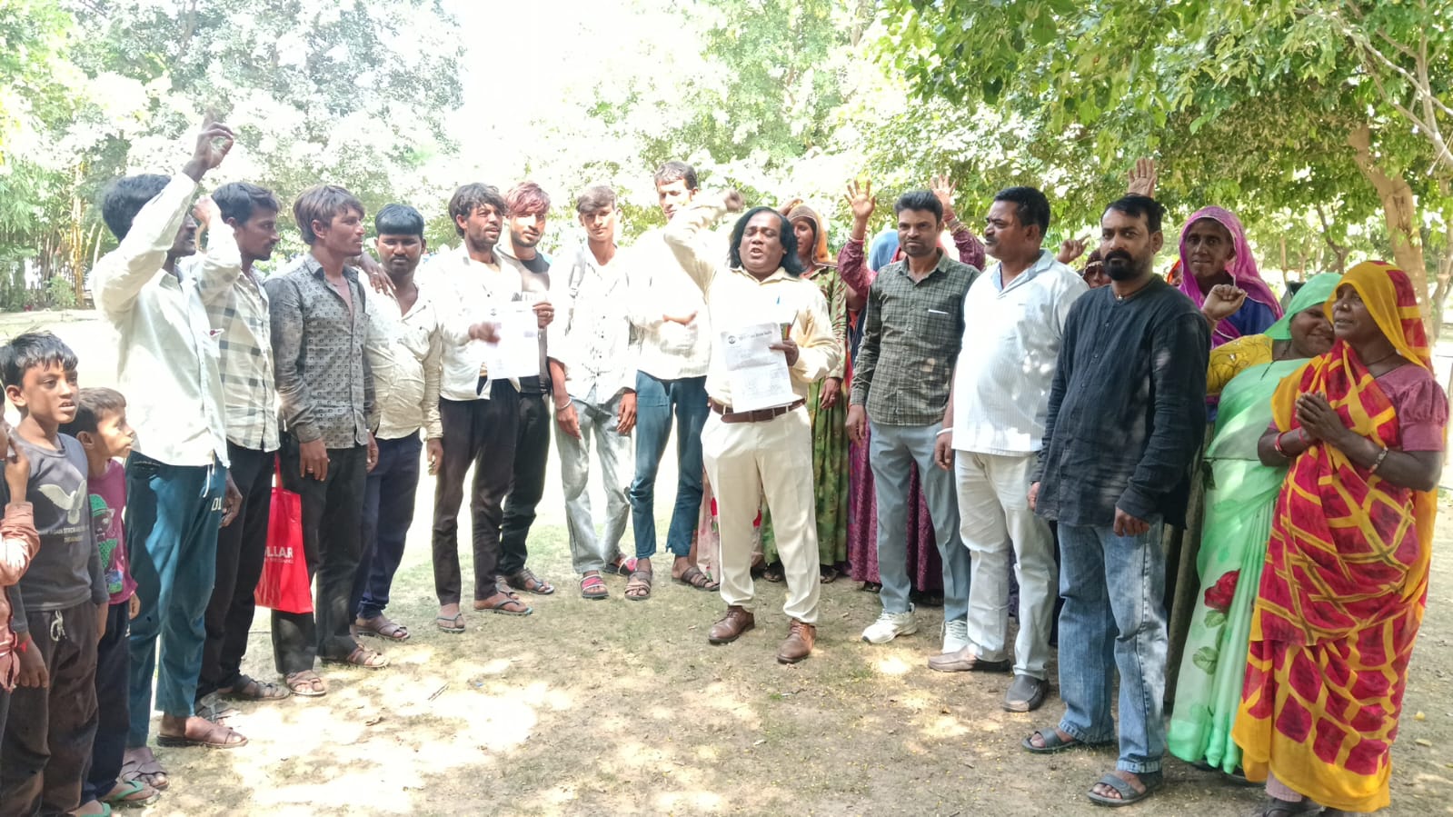 बिना पुनर्वास बेदखली के विरोध में जिला कलेक्टर के नाम सौंपा ज्ञापन बिना पुनर्वास बेदखली के विरोध में जिला कलेक्टर के नाम सौंपा ज्ञापन