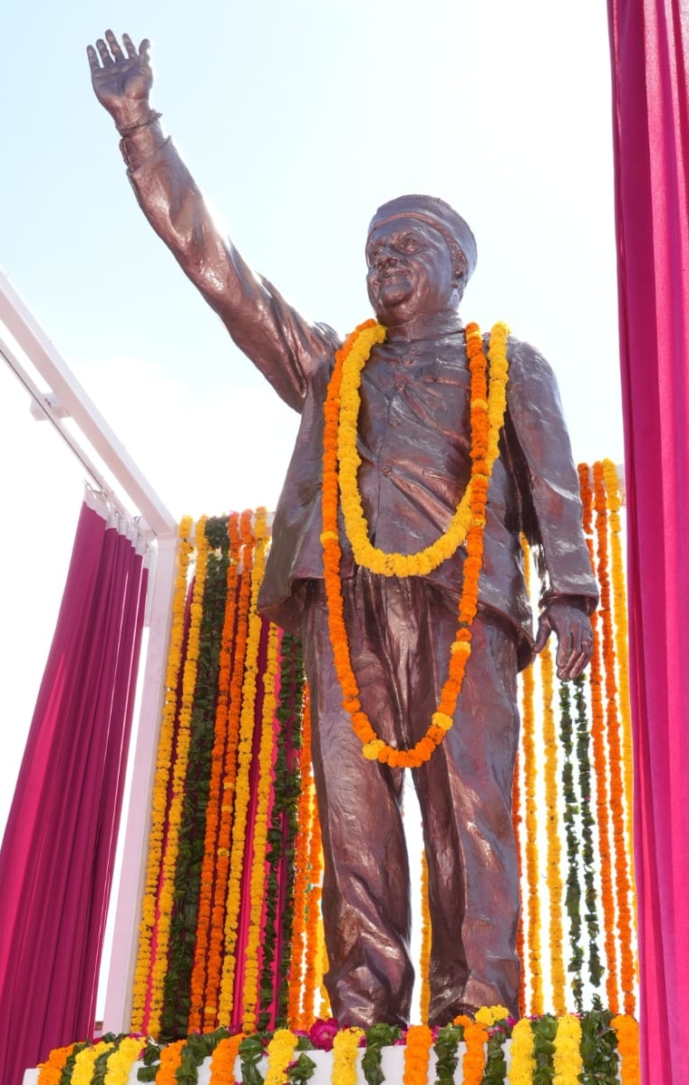 वीरभद्र सिंह की प्रतिमा वीरभद्र सिंह की प्रतिमा