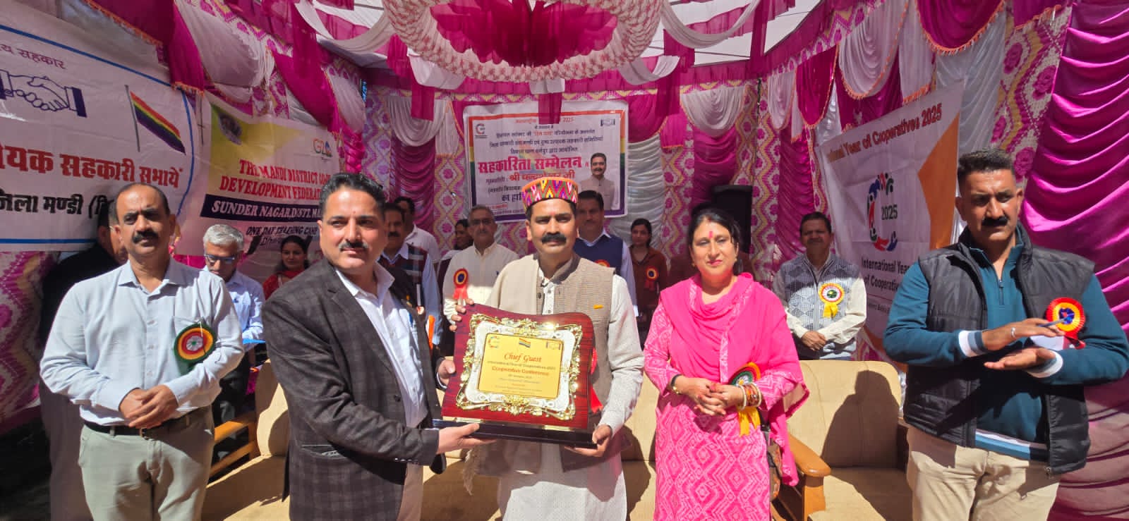 सहकारिता माह के दौरान विधायक को स्मृति चिन्ह भेंट करते हुए। सहकारिता माह के दौरान विधायक को स्मृति चिन्ह भेंट करते हुए।