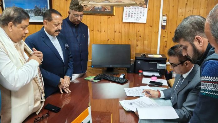 भाजपा अध्यक्ष और वरिष्ठ नेता सत शर्मा ने श्रीनगर में राज्यसभा चुनाव के लिए अपना नामांकन पत्र किया दाखिल भाजपा अध्यक्ष और वरिष्ठ नेता सत शर्मा ने श्रीनगर में राज्यसभा चुनाव के लिए अपना नामांकन पत्र किया दाखिल