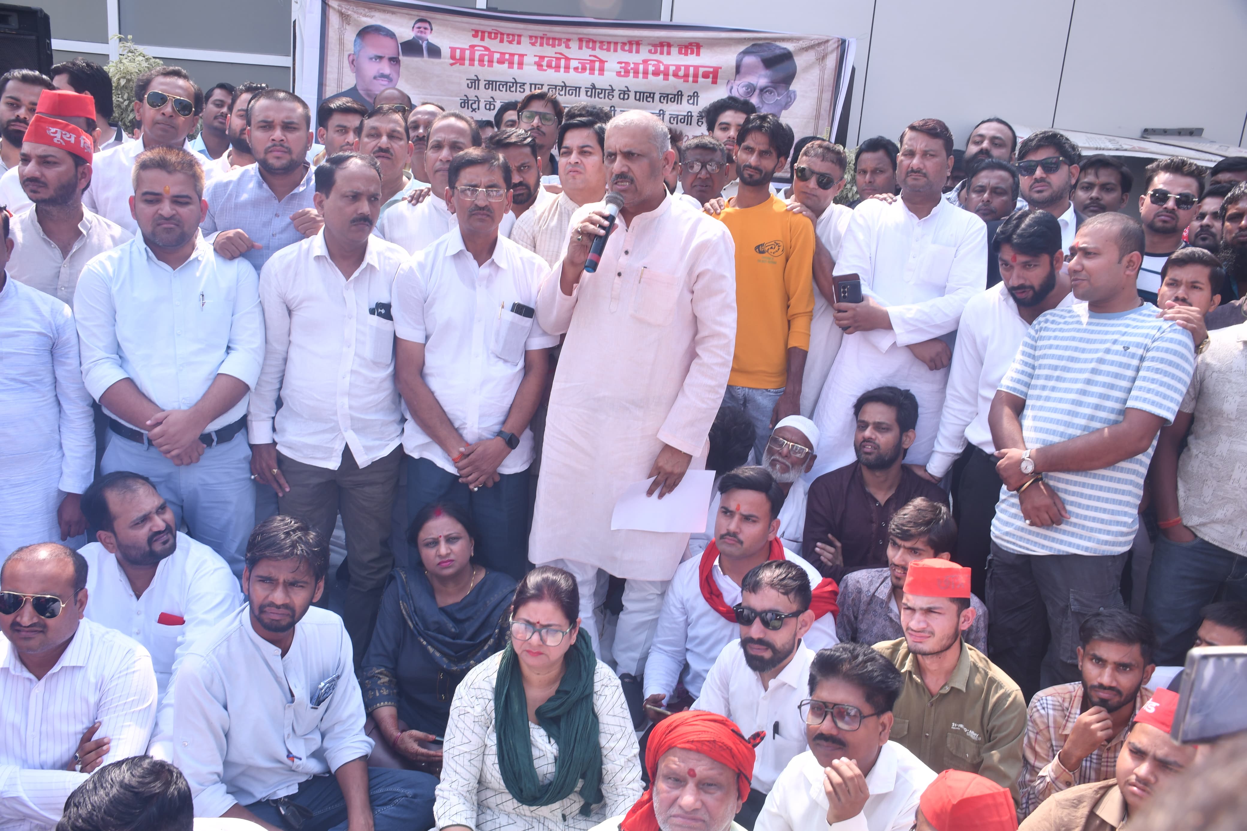 प्रदर्शन के दौरान विधायक अमिताभ बाजपेयी व अन्य का छायाचित्र