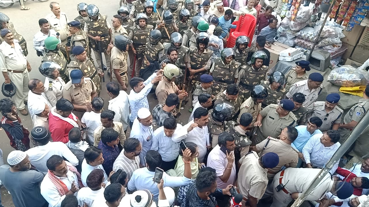 मोमिन ईदगाह में मुस्लिम समाज के दो पक्षों के बीच टकराव का प्रयास पुलिस ने किया विफल मोमिन ईदगाह में मुस्लिम समाज के दो पक्षों के बीच टकराव का प्रयास पुलिस ने किया विफल