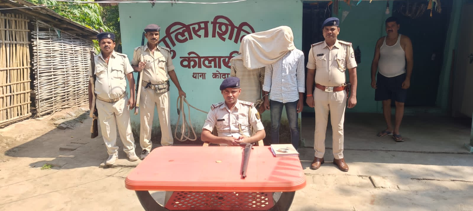 पुलिस के गिरफ्त में आरोपी पुलिस के गिरफ्त में आरोपी