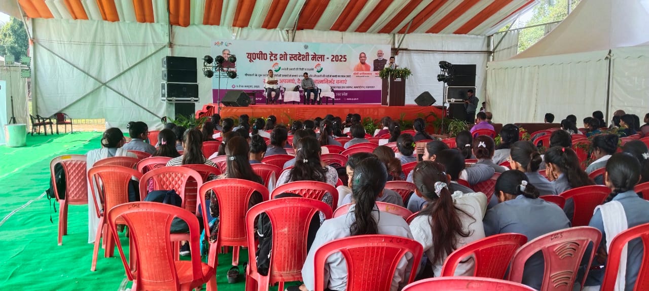 प्रयागराज के स्वदेशी मेले में लगी खरीदारों की भीड़ का छाया चित्र