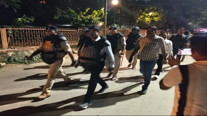 प्रशासन व पुलिस के संयुक्त दलों ने शहर में किया भ्रमण प्रशासन व पुलिस के संयुक्त दलों ने शहर में किया भ्रमण