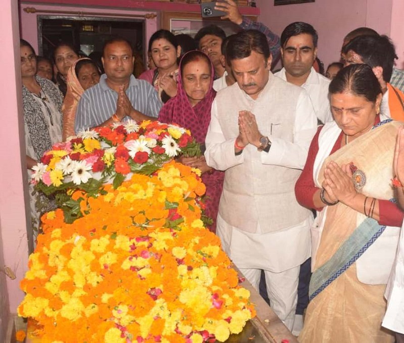 उप मुख्यमंत्री शुक्ल ने अंतिम दर्शन कर श्रद्धाजंलि अर्पित की उप मुख्यमंत्री शुक्ल ने अंतिम दर्शन कर श्रद्धाजंलि अर्पित की