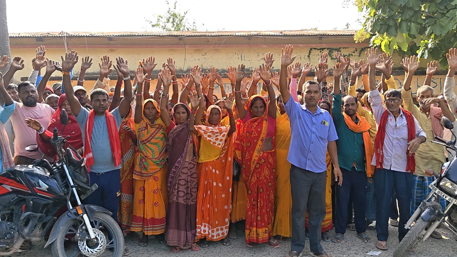 अंचल कार्यालय पर प्रदर्शन करते पीड़ित अंचल कार्यालय पर प्रदर्शन करते पीड़ित
