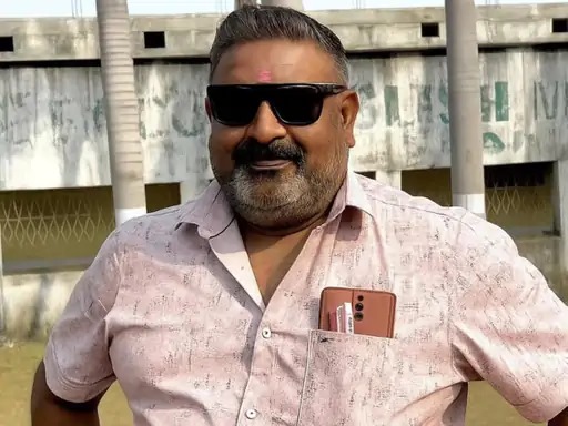 मृतक की पहचान संतोष नायर (50) के रूप में हुई मृतक की पहचान संतोष नायर (50) के रूप में हुई