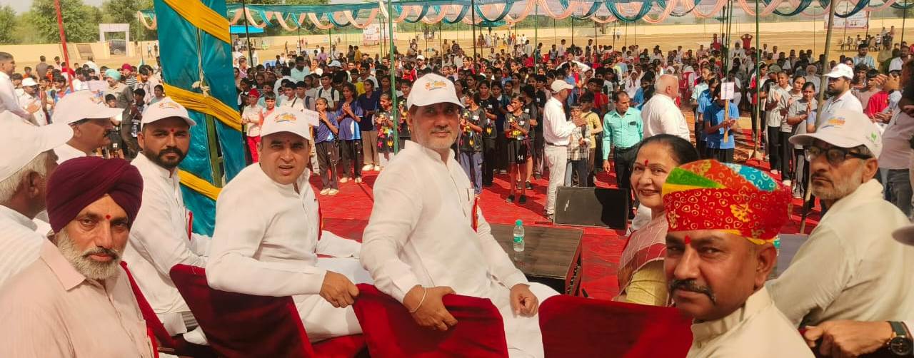 सांसद खेल महोत्सव कार्यक्रम में मौजूद राज्यसभा सांसद सुभाष बराला व अन्य। सांसद खेल महोत्सव कार्यक्रम में मौजूद राज्यसभा सांसद सुभाष बराला व अन्य।