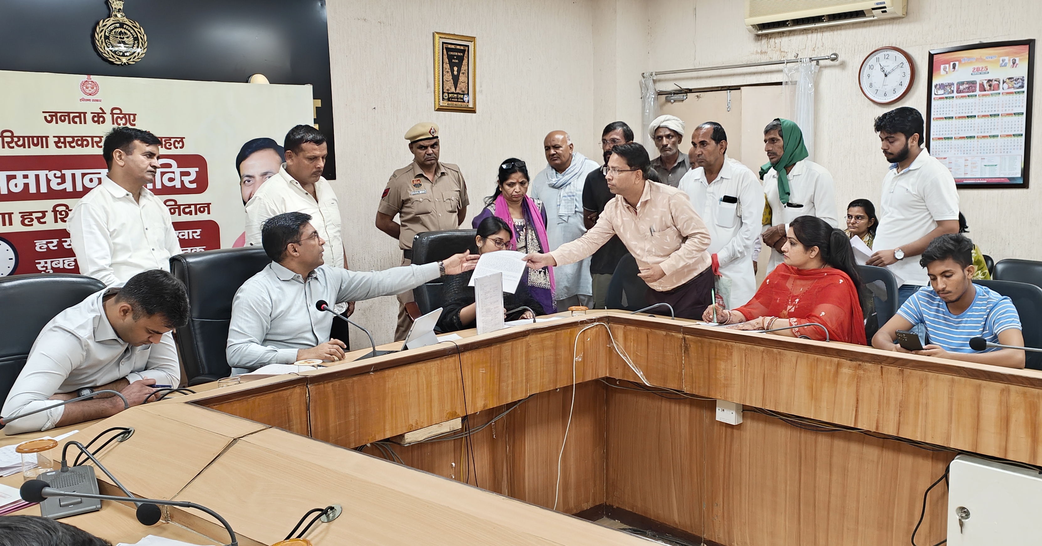 बैठक में जानकारी देते हुए। बैठक में जानकारी देते हुए।
