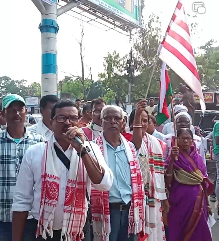 आदिवासी समाज का जोरदार प्रदर्शन जारी आदिवासी समाज का जोरदार प्रदर्शन जारी