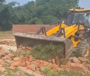अवैध प्लाटिंग पर ध्वस्तीकरण की कार्रवाई