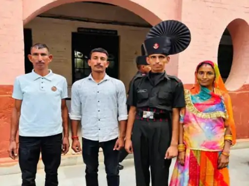 5 जून 2025 काे पासआउट होने के बाद पिता महेश सिंह, भाई कंवरपाल और मां विनोद कंवर के साथ भीम सिंह। 5 जून 2025 काे पासआउट होने के बाद पिता महेश सिंह, भाई कंवरपाल और मां विनोद कंवर के साथ भीम सिंह।