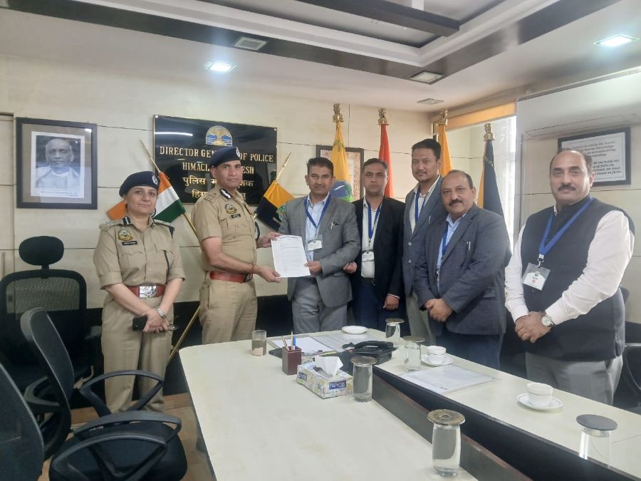 राजस्व अधिकारी संघ के प्रतिनिधिमंडल पुलिस महानिदेशक से मुलाकात करते हुए।