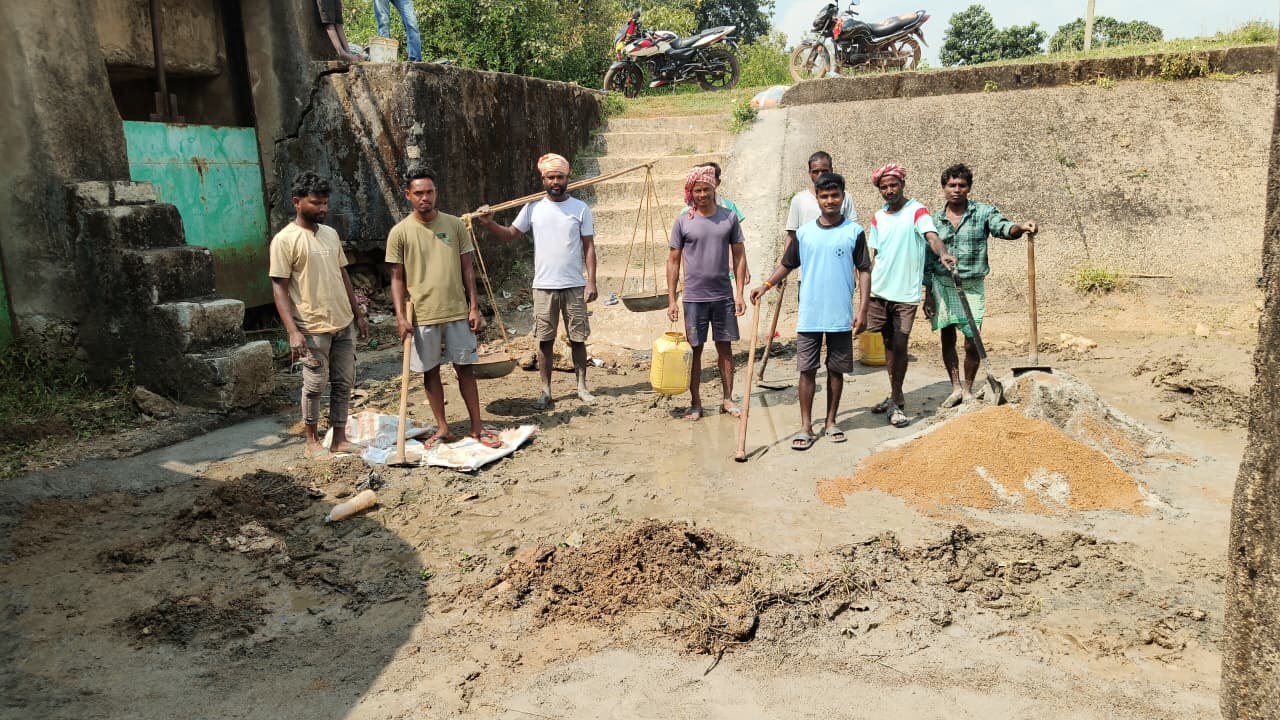 नहर की मरम्मति करते किसान नहर की मरम्मति करते किसान