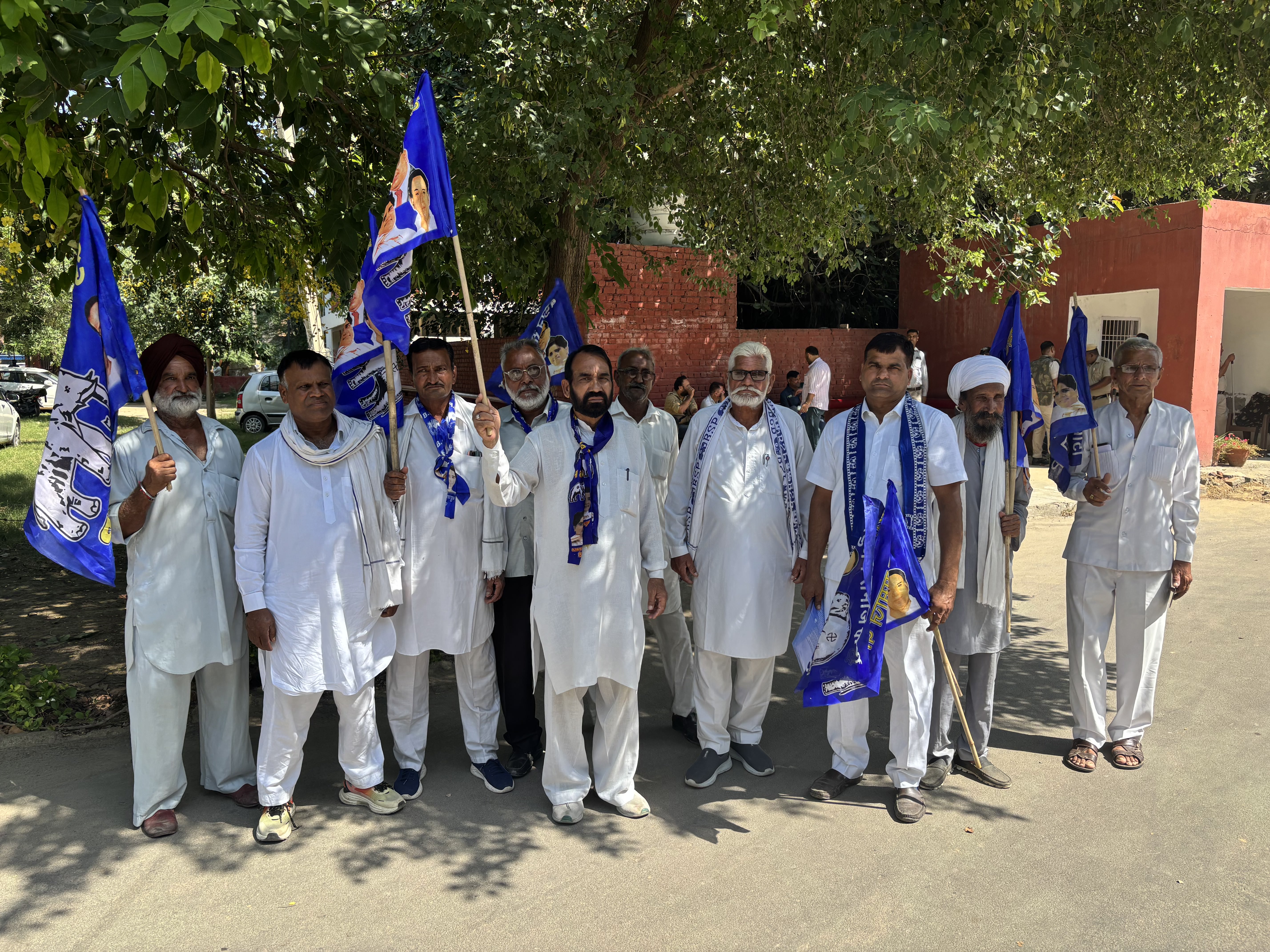 सिरसा के लघु सचिवालय में रोष जाहिर करते बसपा कार्यकर्ता। सिरसा के लघु सचिवालय में रोष जाहिर करते बसपा कार्यकर्ता।