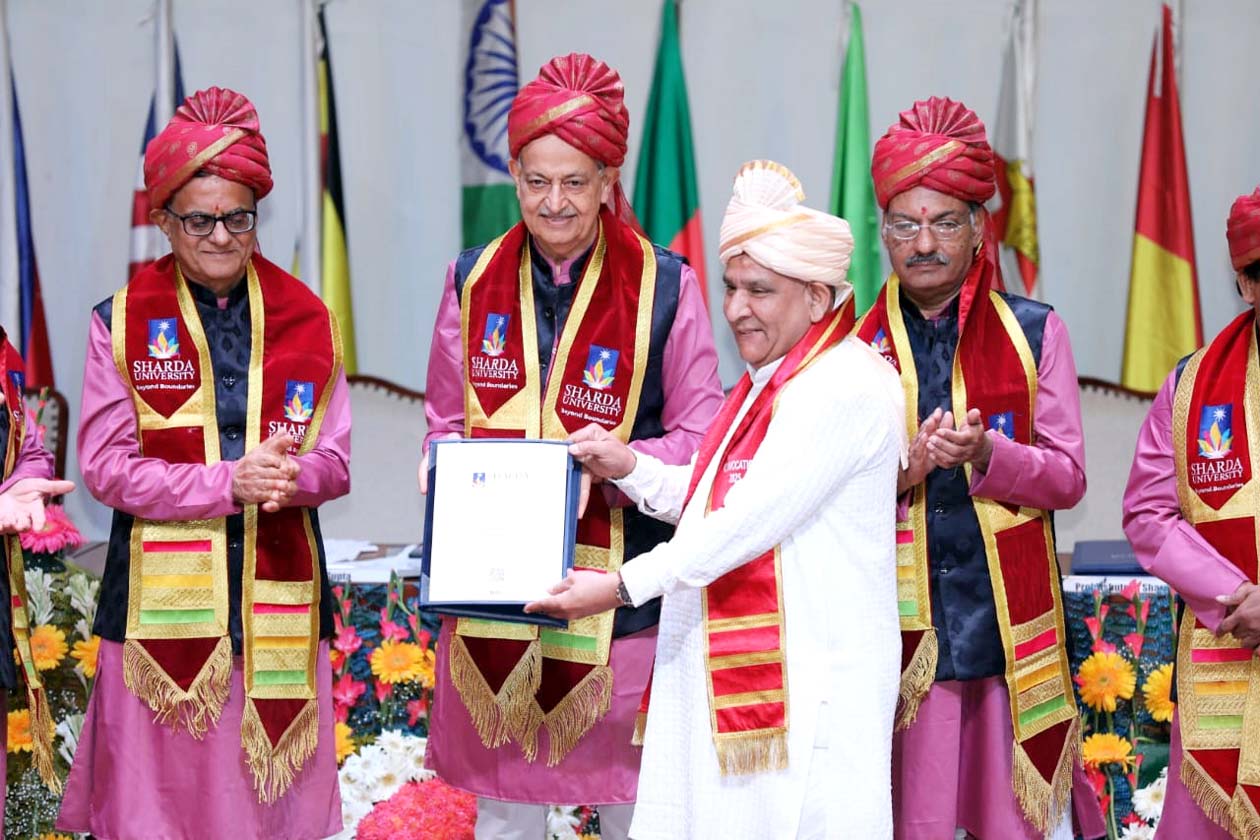 सलाहकार प्रो. अजय कुमार सूद डॉ. सत्यपाल शर्मा को पीएचडी की उपाधि प्रदान करते हुए। सलाहकार प्रो. अजय कुमार सूद डॉ. सत्यपाल शर्मा को पीएचडी की उपाधि प्रदान करते हुए।