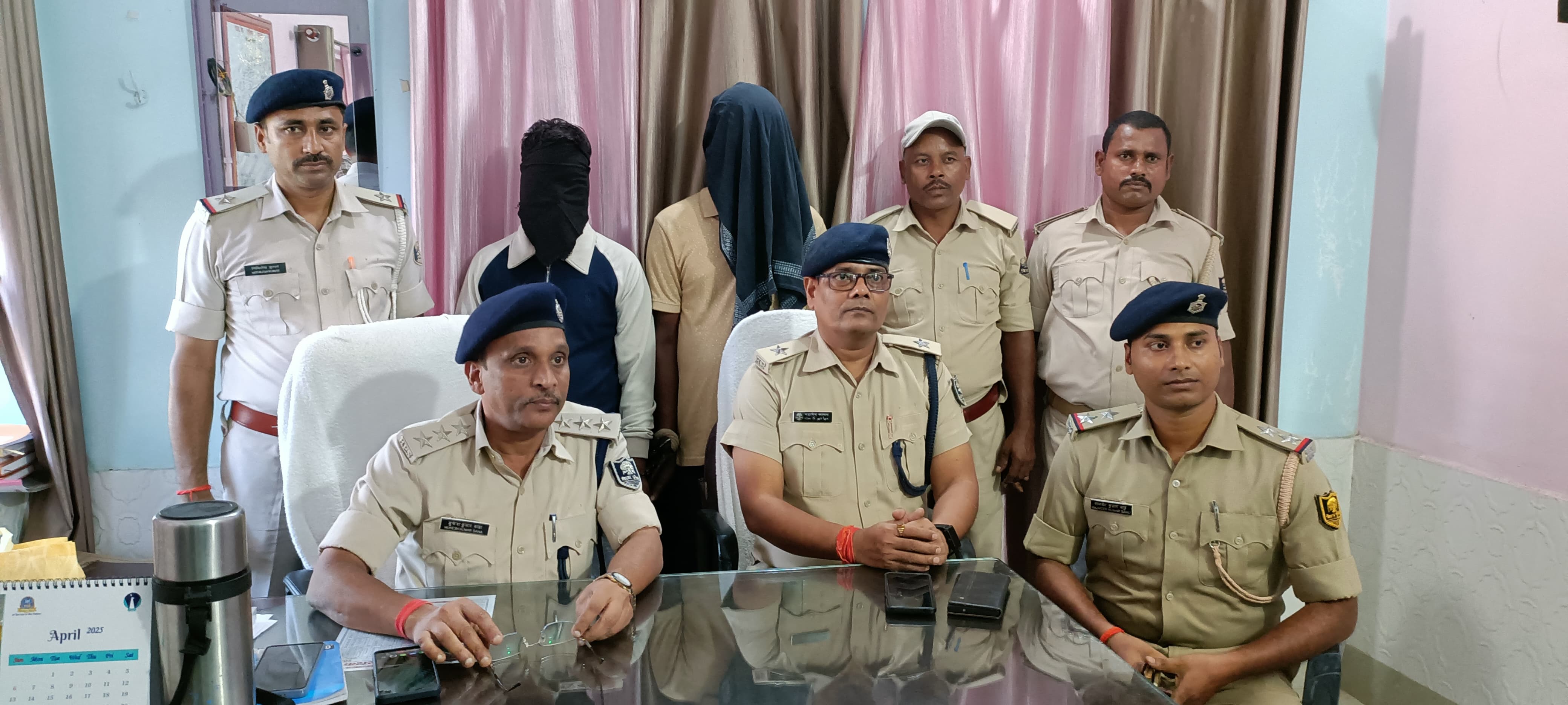 अररिया फोटो:गिरफ्तार नेपाली बदमाश के साथ एसडीपीओ पीसी करते अररिया फोटो:गिरफ्तार नेपाली बदमाश के साथ एसडीपीओ पीसी करते