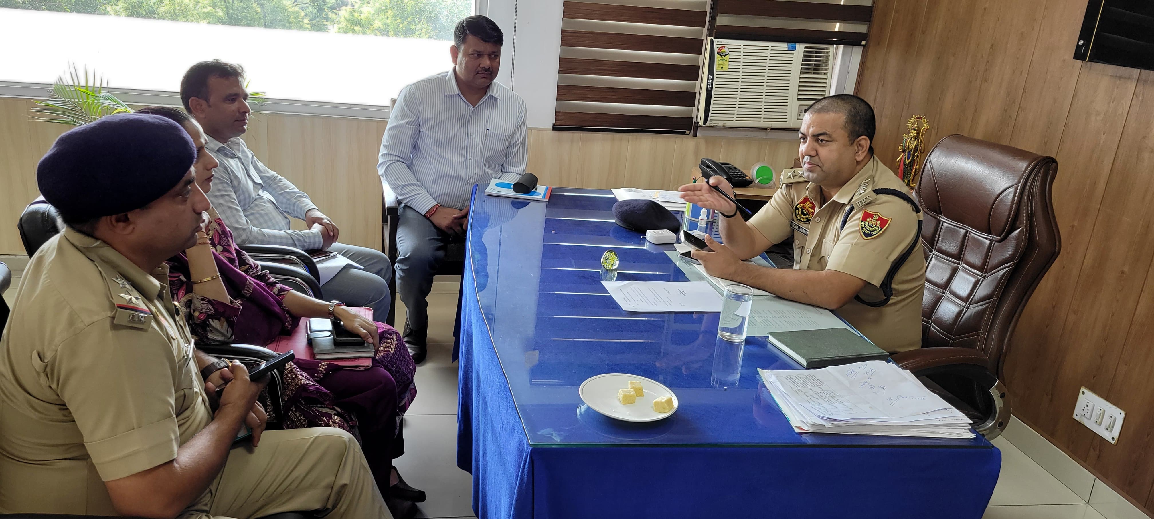 यातायात पुलिस अधिकारियों की बैठक लेते एसीपी अखिल कुमार। यातायात पुलिस अधिकारियों की बैठक लेते एसीपी अखिल कुमार।