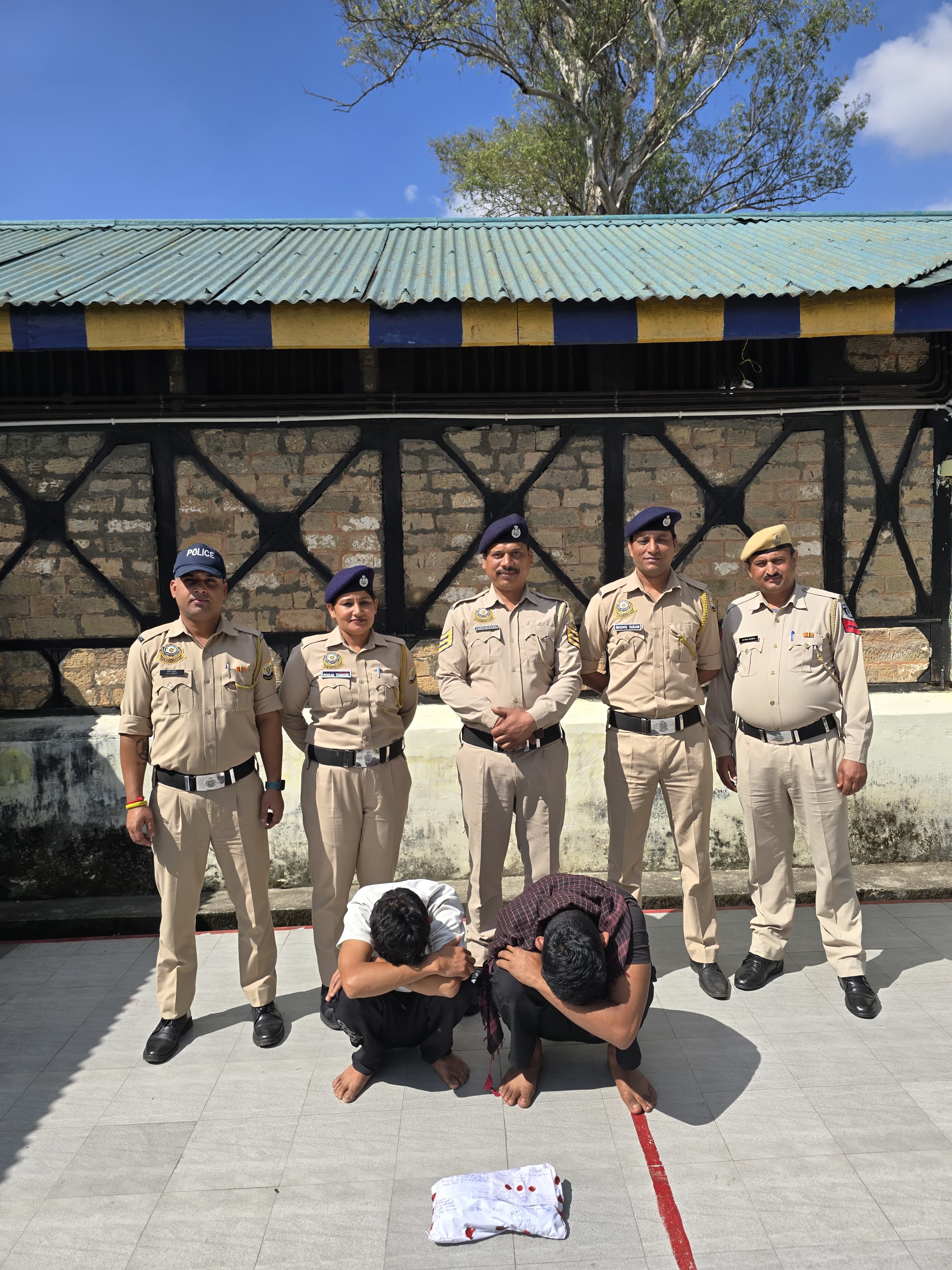पकड़े गए आरोपी पुलिस टीम के साथ। पकड़े गए आरोपी पुलिस टीम के साथ।