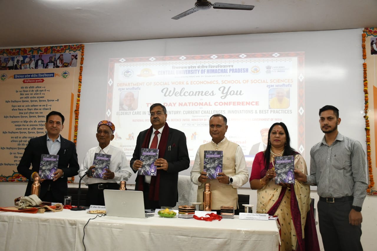 संगोष्ठी के दौरान पुस्तकों का विमोचन करते हुए कुलपति। संगोष्ठी के दौरान पुस्तकों का विमोचन करते हुए कुलपति।