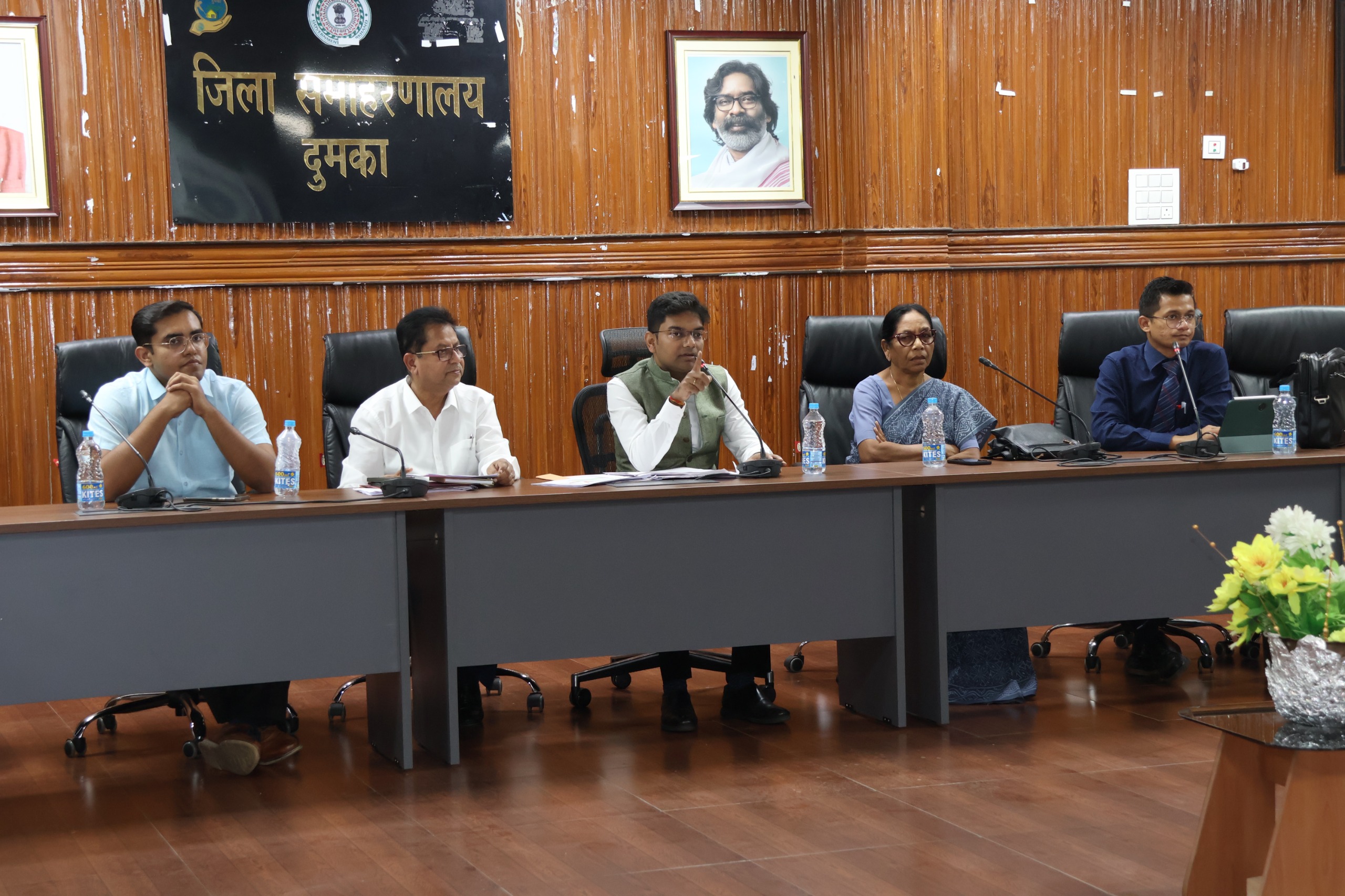 बैठक करते डीसी व अन्य बैठक करते डीसी व अन्य