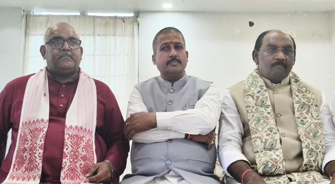 प्रेस वार्ता करते भाजपा नेता