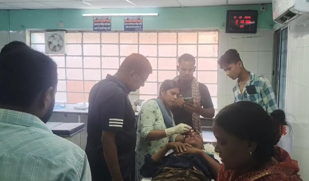 अस्पताल में इलाज कराते घायल अस्पताल में इलाज कराते घायल