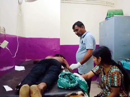 अस्पताल में भर्ती घायल युवक। अस्पताल में भर्ती घायल युवक।