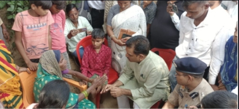 कन्नौज: पुलिस के डर से नदी में कूदे किशोर का नहीं लगा सुराग, डीआईजी और मंत्री पहुंचे