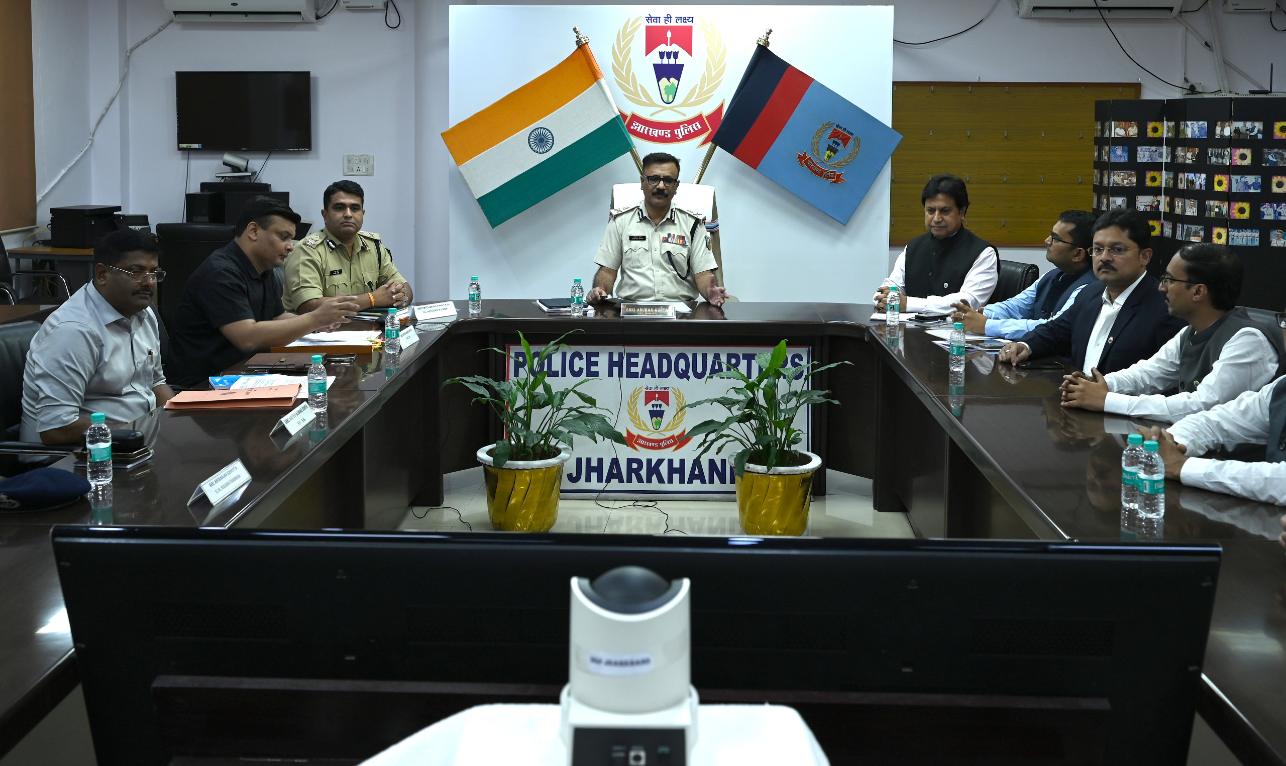 डीजीपी बैठक करते हुए डीजीपी बैठक करते हुए