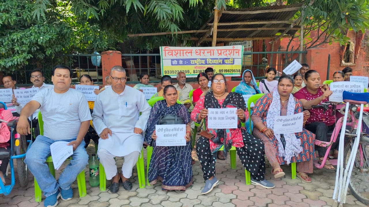 प्रदर्शन के दौरान दिव्यंजनो का लिया गया छायाचित्र