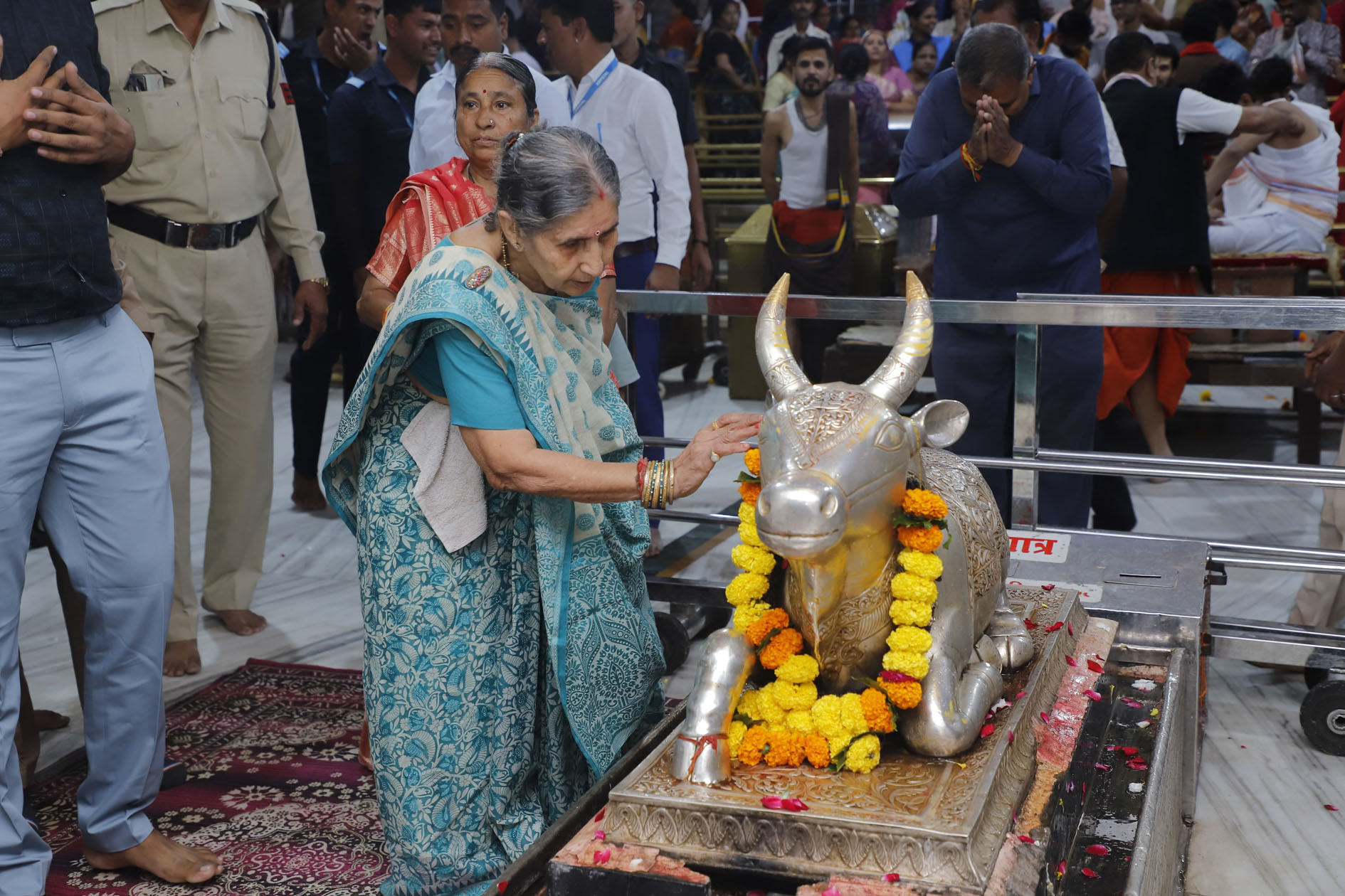 जशोदा बेन ने किएमहाकालेश्वर के दर्शन जशोदा बेन ने किएमहाकालेश्वर के दर्शन