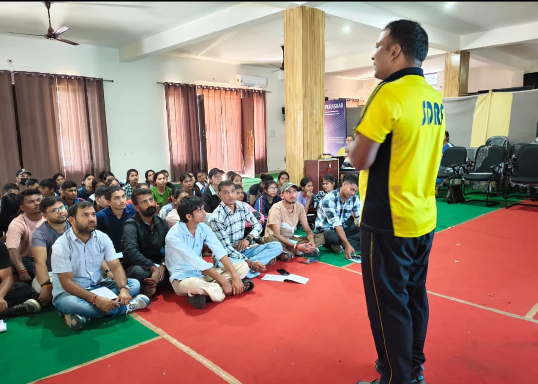 प्रशिक्षण लेते स्काउट्स एंड गाइड्स । प्रशिक्षण लेते स्काउट्स एंड गाइड्स ।