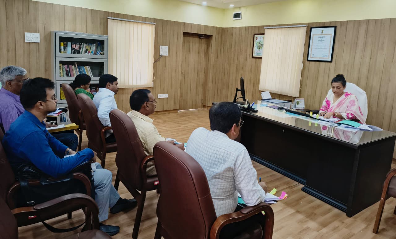 बैठक में डीसी समेत अन्य अधिकारी पदाधिकारीगण बैठक में डीसी समेत अन्य अधिकारी पदाधिकारीगण