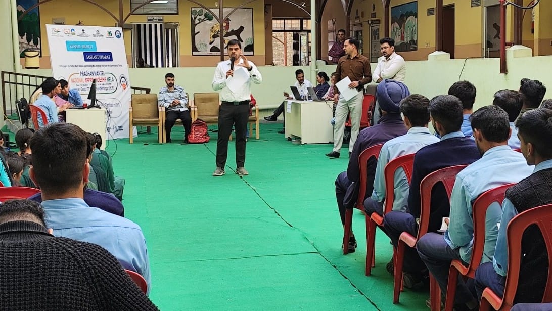 अप्रेंटिसशिप मेले के दाैरान।