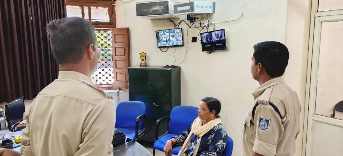 त्यौहारी सीजन में बैंकों की सुरक्षा को लेकर एसपी मीना के निर्देश त्यौहारी सीजन में बैंकों की सुरक्षा को लेकर एसपी मीना के निर्देश