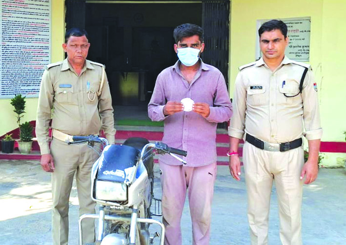 पुलिस गिरफ्त में आरोपित पुलिस गिरफ्त में आरोपित