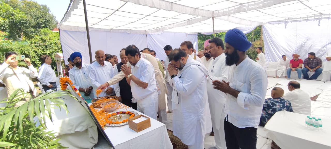 केंद्रीय सामाजिक न्याय एवं अधिकारिता मंत्री राम दास अठावले वाई पूरन कुमार काे श्रद्धांजलि भेंट करते हुए केंद्रीय सामाजिक न्याय एवं अधिकारिता मंत्री राम दास अठावले वाई पूरन कुमार काे श्रद्धांजलि भेंट करते हुए