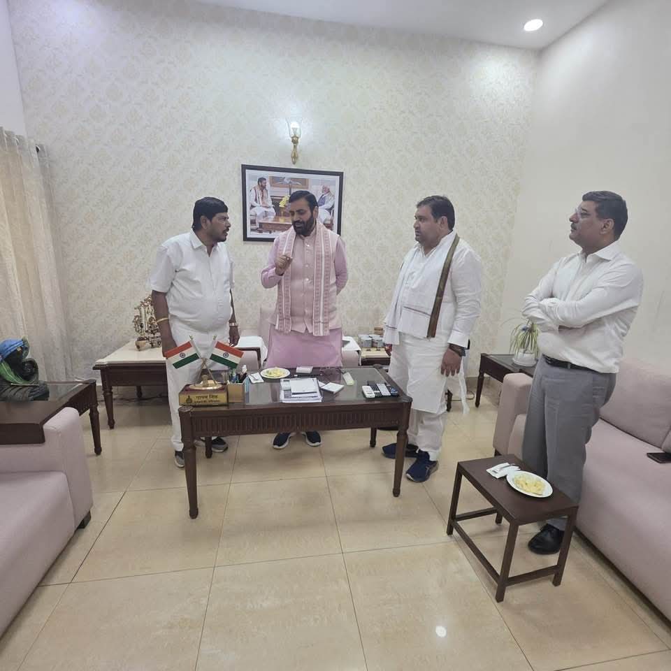 केंद्रीय सामाजिक न्याय एवं अधिकारिता मंत्री राम दास अठावले मुख्यमंत्री नायब सैनी से केस पर बातचीत करते हुए केंद्रीय सामाजिक न्याय एवं अधिकारिता मंत्री राम दास अठावले मुख्यमंत्री नायब सैनी से केस पर बातचीत करते हुए