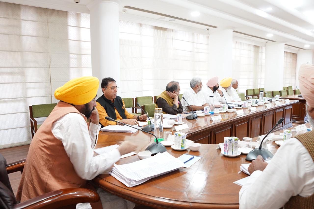 पंजाब के मुख्यमंत्री भगवंत मान मंत्रिमंडल की बैठक लेते हुए पंजाब के मुख्यमंत्री भगवंत मान मंत्रिमंडल की बैठक लेते हुए